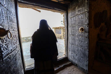  الفن الهندسي المعماري على الطراز القديم للمتاحف،  الحصون والقلاع التاريخية, المباني والمنشآت الحجرية المشيدة, المعالم والأماكن التراثية الثقافية المشهورة, صورة من الخلف لرجل عربي خليجي سعودي يرتدي الشماغ والثوب التقليدي يتجول في متحف اللد التراثي في منطقه الباحه