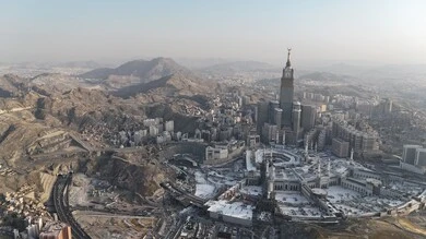  مكان ومعلم ديني مقدس في المملكة العربية السعودية, صورة علوية للفن الهندسي المعماري للأبراج وناطحات السحاب  في مكة المكرمة، مقصد المسلمين من مختلف البلدان، التقدم والنمو العمراني للفنادق والمباني المطلة على الحرم المكي الشريف