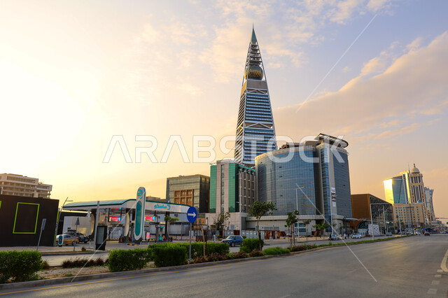  برج الفيصلية في مدينة الرياض، المعالم والمباني التجارية والاقتصادية المشهورة في العاصمة، الفن الهندسي المعماري للأبراج وناطحات السحاب في المملكة العربية السعودية, شارع العليا في النهار, النمو والتطور العمراني على الطراز الحديث والمتطور