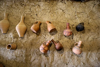 أواني فخارية للمياه, أدوات ومعدات تقليدية, شراء واقتناء التحف التذكارية التراثية القديمة, متحف لعرض الانتيكا في منطقة الباحة، الأماكن والمعالم السياحية الأثرية المشهورة في المملكة العربية السعودية, معرض شعبي تقليدي