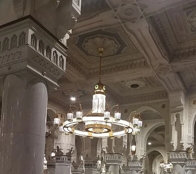  العبادة والتقرب الى الله، معلم ديني اسلامي مقدس في المملكة العربية السعودية، الفن الهندسي المعماري الداخلي للمساجد على الطراز الإسلامي, الديكورات والنجف للحجرة النبوية الشريفة داخل المسجد النبوي الشريف