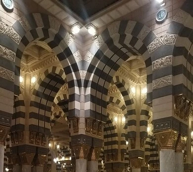  العبادة والتقرب الى الله، معلم ديني اسلامي مقدس في المملكة العربية السعودية، الفن الهندسي المعماري الداخلي للمساجد على الطراز الإسلامي, الديكورات والنجف للحجرة النبوية الشريفة داخل المسجد النبوي الشريف