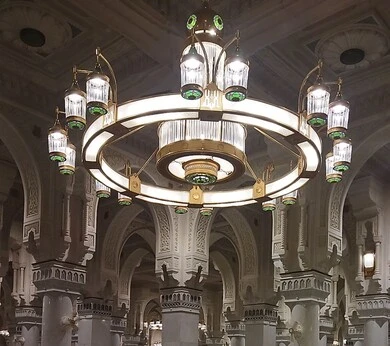  الديكورات والنجف للحجرة النبوية الشريفة داخل المسجد النبوي الشريف، العبادة والتقرب الى الله، معلم ديني اسلامي مقدس في المملكة العربية السعودية، الفن الهندسي المعماري الداخلي للمساجد على الطراز الإسلامي