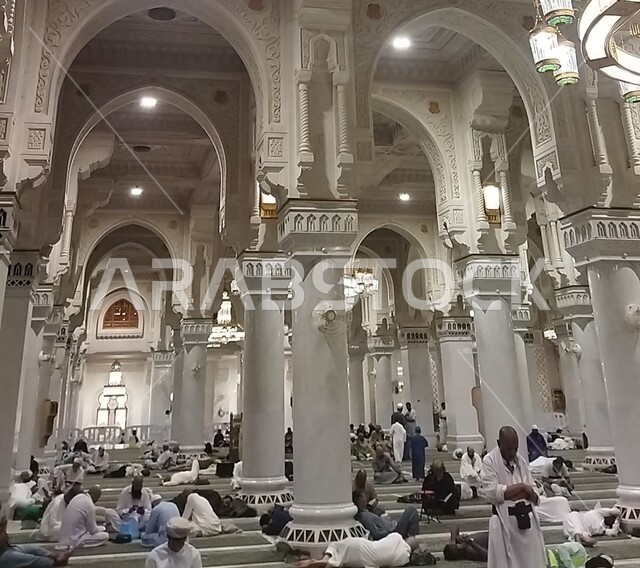  الفن الهندسي المعماري الداخلي للمساجد على الطراز الإسلامي, الديكورات والنجف للحجرة النبوية الشريفة داخل المسجد النبوي الشريف, العبادة والتقرب الى الله، معلم ديني اسلامي مقدس في المملكة العربية السعودية