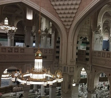  الديكورات والنجف للحجرة النبوية الشريفة داخل المسجد النبوي الشريف، العبادة والتقرب الى الله، معلم ديني اسلامي مقدس في المملكة العربية السعودية، الفن الهندسي المعماري الداخلي للمساجد على الطراز الإسلامي