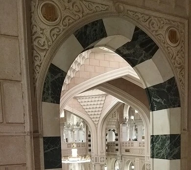  الفن الهندسي المعماري الداخلي للمساجد على الطراز الإسلامي, الديكورات والنجف للحجرة النبوية الشريفة داخل المسجد النبوي الشريف, العبادة والتقرب الى الله، معلم ديني اسلامي مقدس في المملكة العربية السعودية