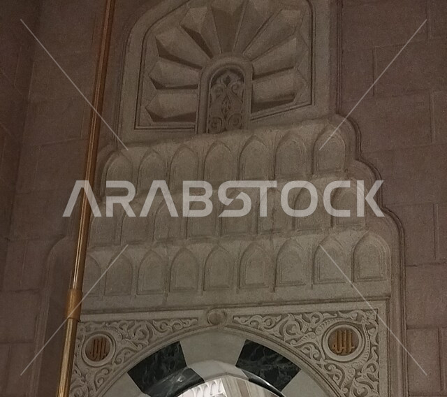  العبادة والتقرب الى الله، معلم ديني اسلامي مقدس في المملكة العربية السعودية، الفن الهندسي المعماري الداخلي للمساجد على الطراز الإسلامي, الديكورات والنجف للحجرة النبوية الشريفة داخل المسجد النبوي الشريف