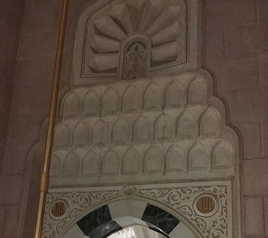  العبادة والتقرب الى الله، معلم ديني اسلامي مقدس في المملكة العربية السعودية، الفن الهندسي المعماري الداخلي للمساجد على الطراز الإسلامي, الديكورات والنجف للحجرة النبوية الشريفة داخل المسجد النبوي الشريف