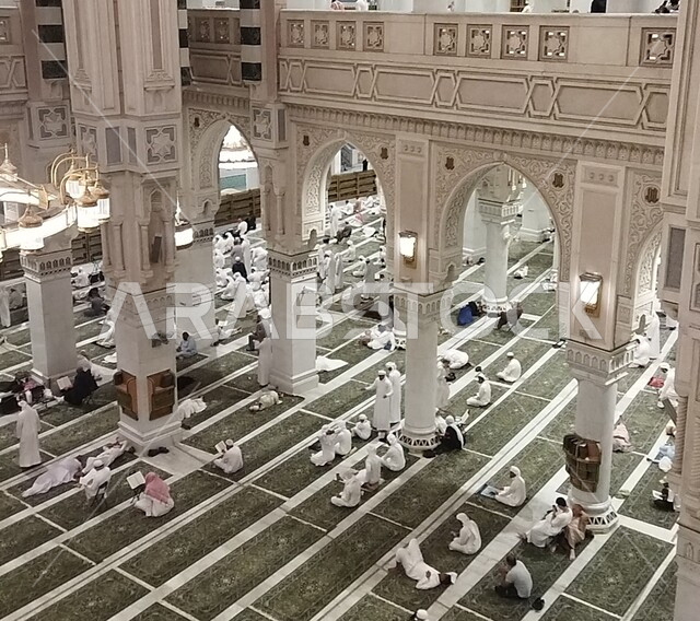  الفن الهندسي المعماري الداخلي للمساجد على الطراز الإسلامي, الديكورات والنجف للحجرة النبوية الشريفة داخل المسجد النبوي الشريف, العبادة والتقرب الى الله، معلم ديني اسلامي مقدس في المملكة العربية السعودية