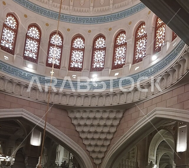  الديكورات والنجف للحجرة النبوية الشريفة داخل المسجد النبوي الشريف، العبادة والتقرب الى الله، معلم ديني اسلامي مقدس في المملكة العربية السعودية، الفن الهندسي المعماري الداخلي للمساجد على الطراز الإسلامي