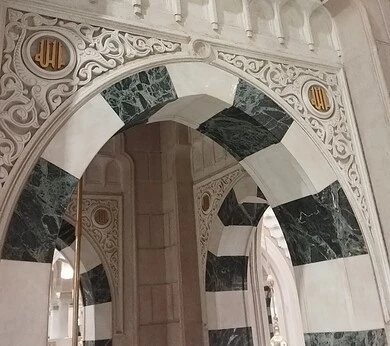  العبادة والتقرب الى الله، معلم ديني اسلامي مقدس في المملكة العربية السعودية، الفن الهندسي المعماري الداخلي للمساجد على الطراز الإسلامي, الديكورات والنجف للحجرة النبوية الشريفة داخل المسجد النبوي الشريف
