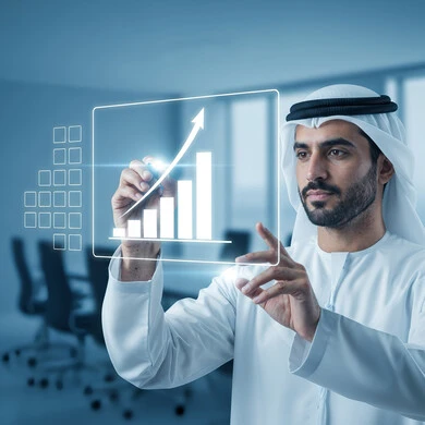  مراقبة الرسوم والمخططات البيانية، سوق البورصة العالمي، تداول العملة الرقمية، مفهوم التجارة والاقتصاد، ارتفاع وانخفاض الأسهم, رجل عربي خليجي اماراتي يرتدي الغترة والكندورة يقوم بلمس رسم بياني هولوجرامي توضيحي للمؤشرات الاقتصادية , تحليل البيانات المالية والمصرفية