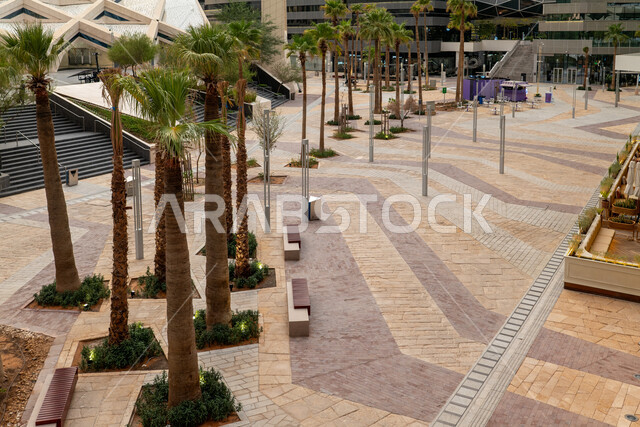 الساحات الخارجية امام مركز الملك عبدالله المالي (كافد) في مدينة الرياض في النهار، تحقيق النهضة الاقتصادية, الشركات الرائدة في الخدمات المصرفية، الوجهة المثالية للمال والأعمال في المملكة العربية السعودية، الفن الهندسي المعماري على الطراز الحديث للمباني التجارية