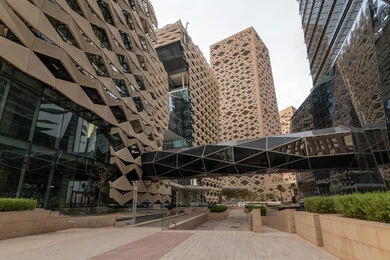  ابراج مركز الملك عبدالله المالي (كافد) في مدينة الرياض في النهار, تحقيق النهضة الاقتصادية, الشركات الرائدة في الخدمات المصرفية، الوجهة المثالية للمال والأعمال في المملكة العربية السعودية، الفن الهندسي المعماري على الطراز الحديث للمباني التجارية