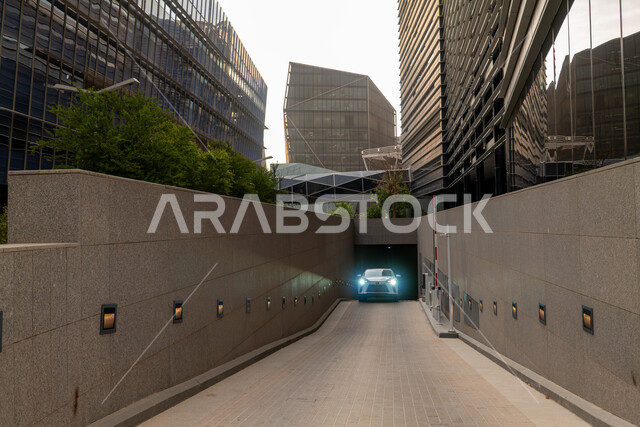 مركز الملك عبدالله المالي (كافد) في مدينة الرياض في النهار, تحقيق النهضة الاقتصادية, الشركات الرائدة في الخدمات المصرفية، الوجهة المثالية للمال والأعمال في المملكة العربية السعودية، الفن الهندسي المعماري على الطراز الحديث للمباني التجارية