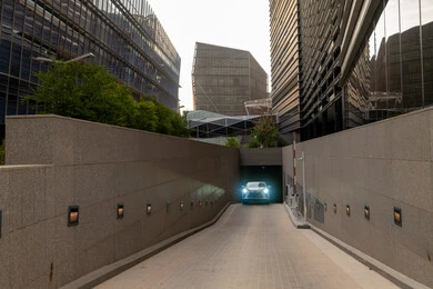 مركز الملك عبدالله المالي (كافد) في مدينة الرياض في النهار, تحقيق النهضة الاقتصادية, الشركات الرائدة في الخدمات المصرفية، الوجهة المثالية للمال والأعمال في المملكة العربية السعودية، الفن الهندسي المعماري على الطراز الحديث للمباني التجارية