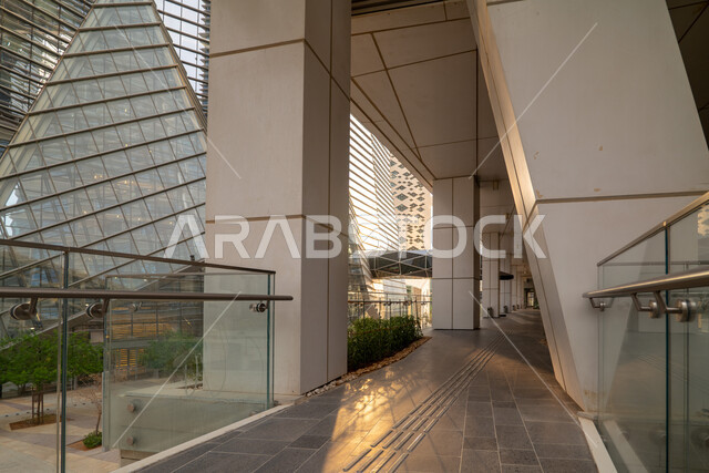  الفن الهندسي المعماري على الطراز الحديث للمباني التجارية، ابراج مركز الملك عبدالله المالي (كافد) في مدينة الرياض في النهار, تحقيق النهضة الاقتصادية, الشركات الرائدة في الخدمات المصرفية، الوجهة المثالية للمال والأعمال في المملكة العربية السعودية