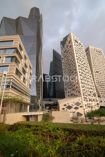  الفن الهندسي المعماري على الطراز الحديث للمباني التجارية، ابراج مركز الملك عبدالله المالي (كافد) في مدينة الرياض في النهار, تحقيق النهضة الاقتصادية, الشركات الرائدة في الخدمات المصرفية، الوجهة المثالية للمال والأعمال في المملكة العربية السعودية