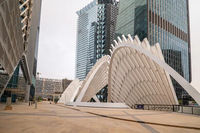  الوجهة المثالية للمال والأعمال في المملكة العربية السعودية، الفن الهندسي المعماري على الطراز الحديث للمباني التجارية، ابراج مركز الملك عبدالله المالي (كافد) في مدينة الرياض في النهار, تحقيق النهضة الاقتصادية, الشركات الرائدة في الخدمات المصرفية