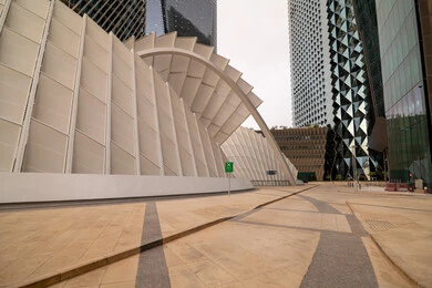 الشركات الرائدة في الخدمات المصرفية، الوجهة المثالية للمال والأعمال في المملكة العربية السعودية، الفن الهندسي المعماري على الطراز الحديث للمباني التجارية، ابراج مركز الملك عبدالله المالي (كافد) في مدينة الرياض في النهار، تحقيق النهضة الاقتصادية