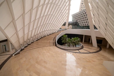 مركز الملك عبدالله المالي (كافد) في مدينة الرياض في النهار, تحقيق النهضة الاقتصادية, الشركات الرائدة في الخدمات المصرفية، الوجهة المثالية للمال والأعمال في المملكة العربية السعودية، الفن الهندسي المعماري على الطراز الحديث للمباني التجارية