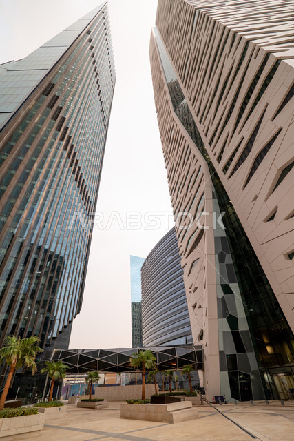 مركز الملك عبدالله المالي (كافد) في مدينة الرياض في النهار, تحقيق النهضة الاقتصادية, الشركات الرائدة في الخدمات المصرفية، الوجهة المثالية للمال والأعمال في المملكة العربية السعودية، الفن الهندسي المعماري على الطراز الحديث للمباني التجارية