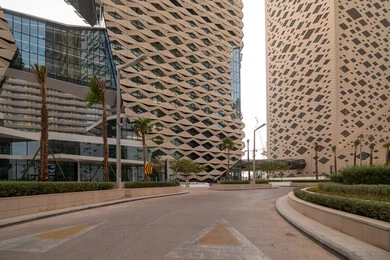  الفن الهندسي المعماري على الطراز الحديث للمباني التجارية، ابراج مركز الملك عبدالله المالي (كافد) في مدينة الرياض في النهار, تحقيق النهضة الاقتصادية, الشركات الرائدة في الخدمات المصرفية، الوجهة المثالية للمال والأعمال في المملكة العربية السعودية