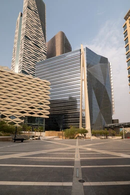  الوجهة المثالية للمال والأعمال في المملكة العربية السعودية، الفن الهندسي المعماري على الطراز الحديث للمباني التجارية، ابراج مركز الملك عبدالله المالي (كافد) في مدينة الرياض في النهار, تحقيق النهضة الاقتصادية, الشركات الرائدة في الخدمات المصرفية