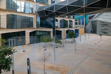  الوجهة المثالية للمال والأعمال في المملكة العربية السعودية، الفن الهندسي المعماري على الطراز الحديث للمباني التجارية، ابراج مركز الملك عبدالله المالي (كافد) في مدينة الرياض في النهار, تحقيق النهضة الاقتصادية, الشركات الرائدة في الخدمات المصرفية