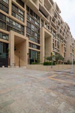 الشركات الرائدة في الخدمات المصرفية، الوجهة المثالية للمال والأعمال في المملكة العربية السعودية، الفن الهندسي المعماري على الطراز الحديث للمباني التجارية، ابراج مركز الملك عبدالله المالي (كافد) في مدينة الرياض في النهار، تحقيق النهضة الاقتصادية