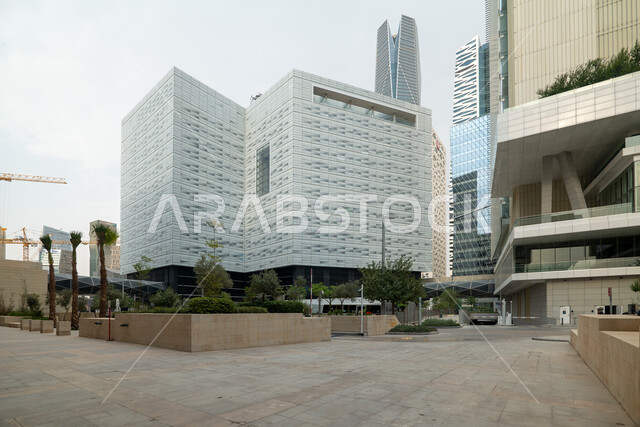  الوجهة المثالية للمال والأعمال في المملكة العربية السعودية، الفن الهندسي المعماري على الطراز الحديث للمباني التجارية، ابراج مركز الملك عبدالله المالي (كافد) في مدينة الرياض في النهار, تحقيق النهضة الاقتصادية, الشركات الرائدة في الخدمات المصرفية