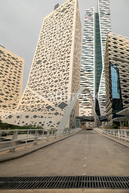  الفن الهندسي المعماري على الطراز الحديث للمباني التجارية، ابراج مركز الملك عبدالله المالي (كافد) في مدينة الرياض في النهار, تحقيق النهضة الاقتصادية, الشركات الرائدة في الخدمات المصرفية، الوجهة المثالية للمال والأعمال في المملكة العربية السعودية