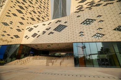  الوجهة المثالية للمال والأعمال في المملكة العربية السعودية، الفن الهندسي المعماري على الطراز الحديث للمباني التجارية، ابراج مركز الملك عبدالله المالي (كافد) في مدينة الرياض في النهار, تحقيق النهضة الاقتصادية, الشركات الرائدة في الخدمات المصرفية