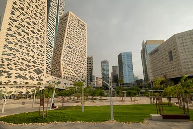  الفن الهندسي المعماري على الطراز الحديث للمباني التجارية، ابراج مركز الملك عبدالله المالي (كافد) في مدينة الرياض في النهار, تحقيق النهضة الاقتصادية, الشركات الرائدة في الخدمات المصرفية، الوجهة المثالية للمال والأعمال في المملكة العربية السعودية