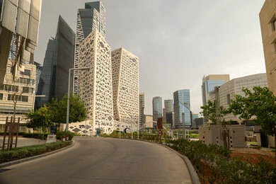 الساحات الخارجية امام مركز الملك عبدالله المالي (كافد) في مدينة الرياض في النهار، تحقيق النهضة الاقتصادية, الشركات الرائدة في الخدمات المصرفية، الوجهة المثالية للمال والأعمال في المملكة العربية السعودية، الفن الهندسي المعماري على الطراز الحديث للمباني التجارية