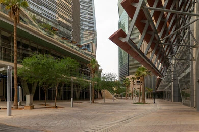 تحقيق النهضة الاقتصادية, الشركات الرائدة في الخدمات المصرفية، الوجهة المثالية للمال والأعمال في المملكة العربية السعودية، الفن الهندسي المعماري على الطراز الحديث للمباني التجارية، مركز الملك عبدالله المالي (كافد) في مدينة الرياض في النهار