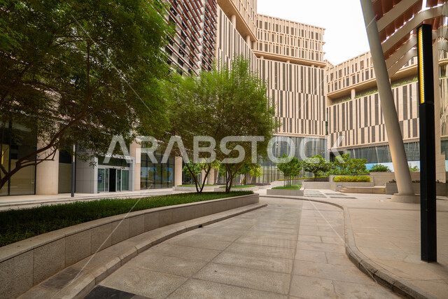 الساحات الخارجية امام مركز الملك عبدالله المالي (كافد) في مدينة الرياض في النهار، تحقيق النهضة الاقتصادية, الشركات الرائدة في الخدمات المصرفية، الوجهة المثالية للمال والأعمال في المملكة العربية السعودية، الفن الهندسي المعماري على الطراز الحديث للمباني التجارية