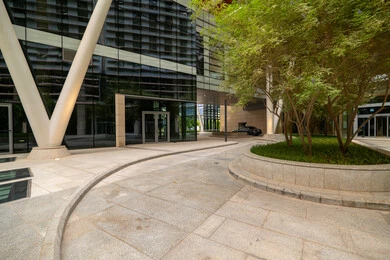 الساحات الخارجية امام مركز الملك عبدالله المالي (كافد) في مدينة الرياض في النهار، تحقيق النهضة الاقتصادية, الشركات الرائدة في الخدمات المصرفية، الوجهة المثالية للمال والأعمال في المملكة العربية السعودية، الفن الهندسي المعماري على الطراز الحديث للمباني التجارية