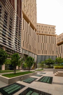  الفن الهندسي المعماري على الطراز الحديث للمباني التجارية، ابراج مركز الملك عبدالله المالي (كافد) في مدينة الرياض في النهار, تحقيق النهضة الاقتصادية, الشركات الرائدة في الخدمات المصرفية، الوجهة المثالية للمال والأعمال في المملكة العربية السعودية