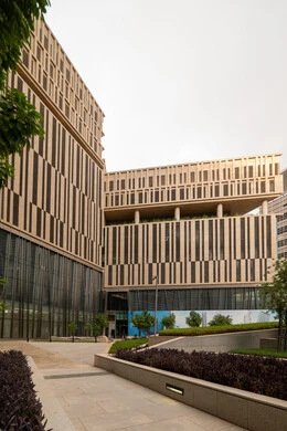 تحقيق النهضة الاقتصادية, الشركات الرائدة في الخدمات المصرفية، الوجهة المثالية للمال والأعمال في المملكة العربية السعودية، الفن الهندسي المعماري على الطراز الحديث للمباني التجارية، مركز الملك عبدالله المالي (كافد) في مدينة الرياض في النهار