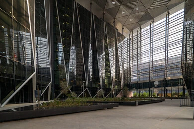 الساحات الخارجية امام مركز الملك عبدالله المالي (كافد) في مدينة الرياض في النهار، تحقيق النهضة الاقتصادية, الشركات الرائدة في الخدمات المصرفية، الوجهة المثالية للمال والأعمال في المملكة العربية السعودية، الفن الهندسي المعماري على الطراز الحديث للمباني التجارية