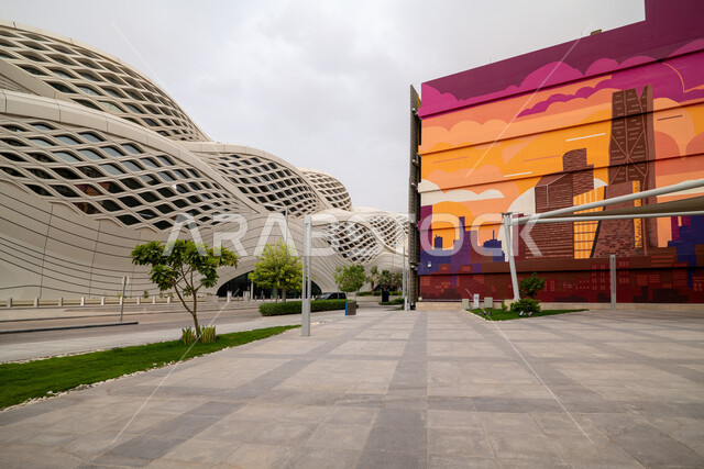 مسجد مركز الملك عبدالله المالي (كافد) في مدينة الرياض في النهار، تحقيق النهضة الاقتصادية، اماكن لاداء الصلاة على وقتها، العبادة والتقرب الى الله، الوجهة المثالية للمال والأعمال في المملكة العربية السعودية، الفن الهندسي المعماري على الطراز الحديث  