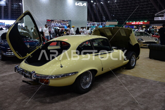 سيارة جاكوار ​بيضاء اللون، سيارة كلاسيكية، معرض جدة الدولي للسيارات في القبة بمدينة جدة في المملكة العربية السعودية، معرض السيارات الكلاسيكية في جدة، فعاليات ومعارض السيارات في السعودية