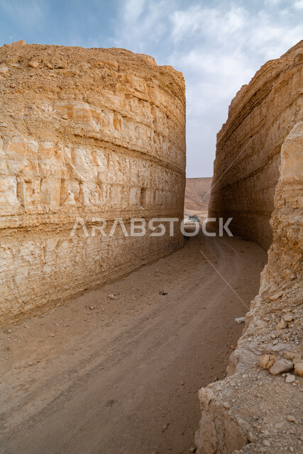 الطبيعة الصخرية للجبال في الصحراء, التضاريس والمرتفعات الجبلية في المناطق الصحراوية, المعالم الطبيعية السياحية في المملكة العربية السعودية، مكان سياحي طبيعي مشهور