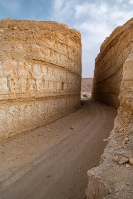 الطبيعة الصخرية للجبال في الصحراء, التضاريس والمرتفعات الجبلية في المناطق الصحراوية, المعالم الطبيعية السياحية في المملكة العربية السعودية، مكان سياحي طبيعي مشهور