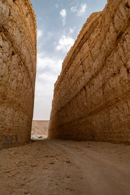 The rocky nature of the mountains in the desert in the majestic valley, the terrain and mountain heights in the desert areas, the natural tourist attractions in the Kingdom of Saudi Arabia, a famous natural tourist place