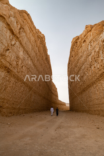الطبيعة الصخرية للجبال في الصحراء, التضاريس والمرتفعات الجبلية في المناطق الصحراوية, المعالم الطبيعية السياحية في المملكة العربية السعودية، مكان سياحي طبيعي مشهور