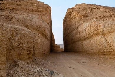 الطبيعة الصخرية للجبال في الصحراء, التضاريس والمرتفعات الجبلية في المناطق الصحراوية, المعالم الطبيعية السياحية في المملكة العربية السعودية، مكان سياحي طبيعي مشهور