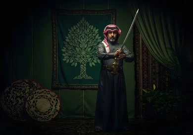 مفهوم الحرب والدفاع عن الوطن، إحياء ذكرى اليوم الوطني السعودي, التباهي بالأسلحة التقليدية السعودية, حب وشغف امتلاك السيوف التراثية, رجل عربي خليجي سعودي يرتدي الثوب التقليدي والشماغ يحمل بيده السيف