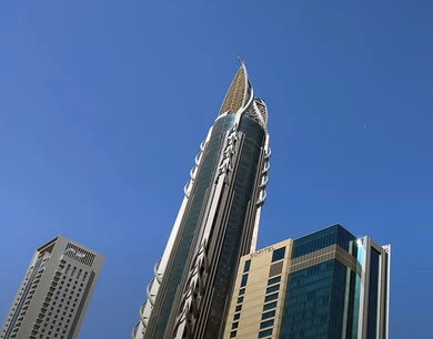 برج الحكيم في شارع الشيخ زايد مدينة دبي, الفن الهندسي المعماري للأبراج وناطحات السحاب, جذب واستقطاب السياح من انحاء العالم, النمو والتطور العمراني للمنشآت التجارية، الواجهة السياحية في الامارات العربية المتحدة